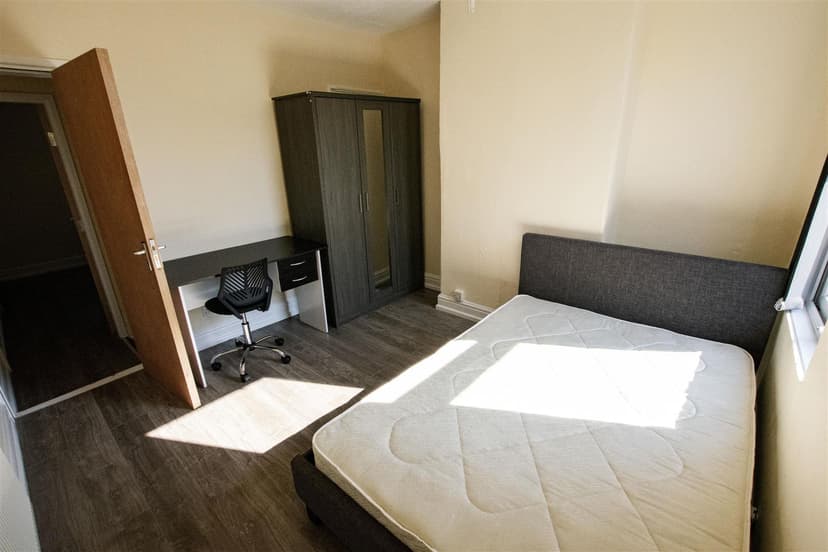 82, Gleave Road - Image 4