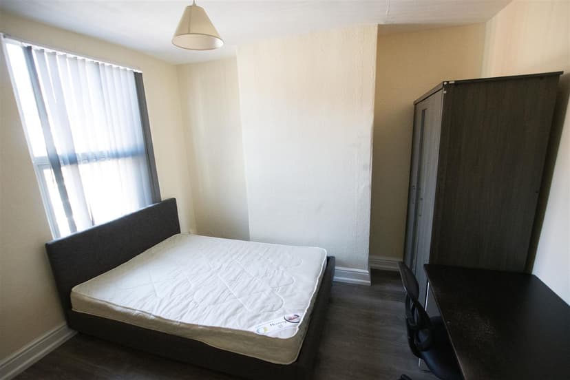 82, Gleave Road - Image 3