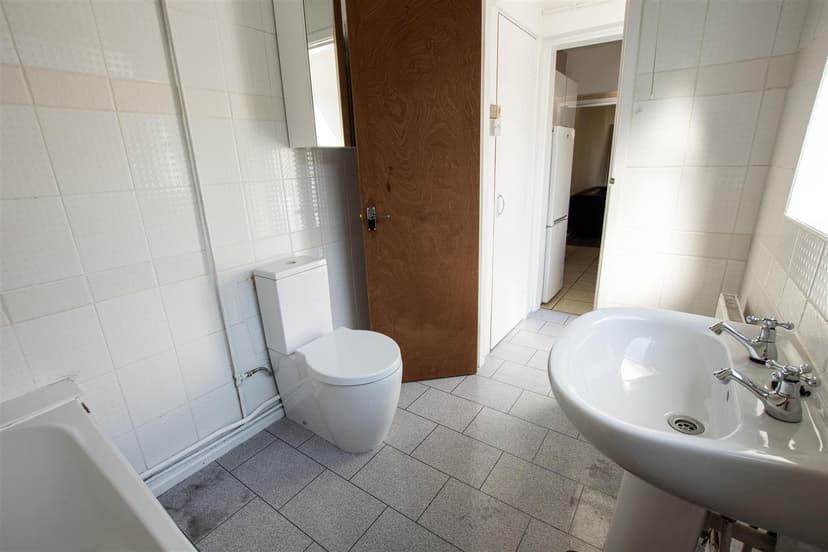 82, Gleave Road - Image 1