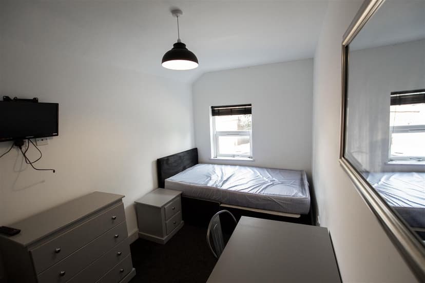 131, Hubert Road - Image 5
