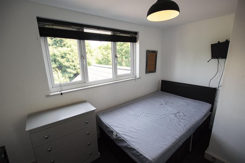 131, Hubert Road - Image 4