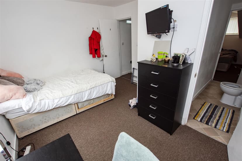 140, Hubert Road - Image 8