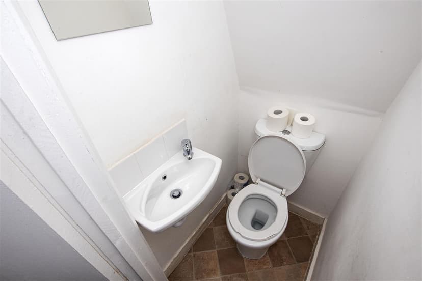 140, Hubert Road - Image 2