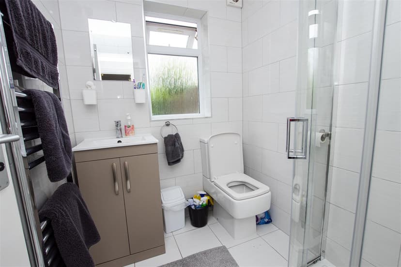 36, Poole Crescent - Image 3