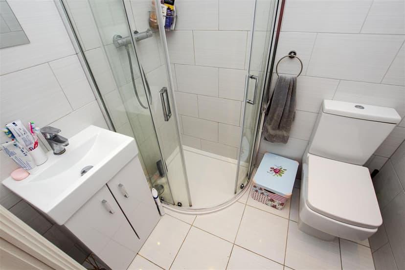 36, Poole Crescent - Image 2