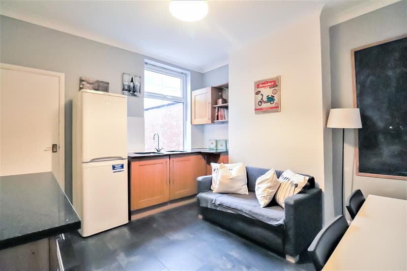 4, The Limes, Daisy Road - Image 2