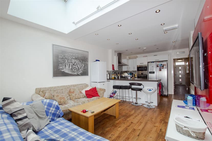 235, Hubert Road - Image 11