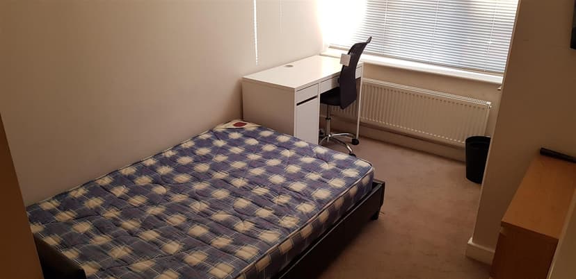 235, Hubert Road - Image 8