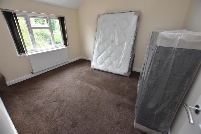 215, Warwards Lane - Image 8