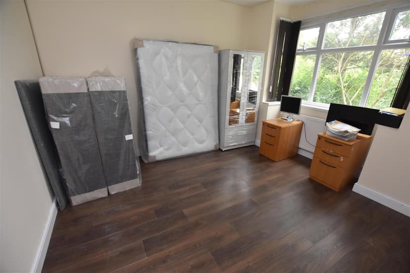 215, Warwards Lane - Image 7