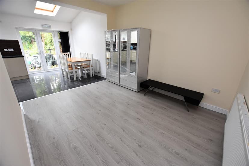 215, Warwards Lane - Image 4