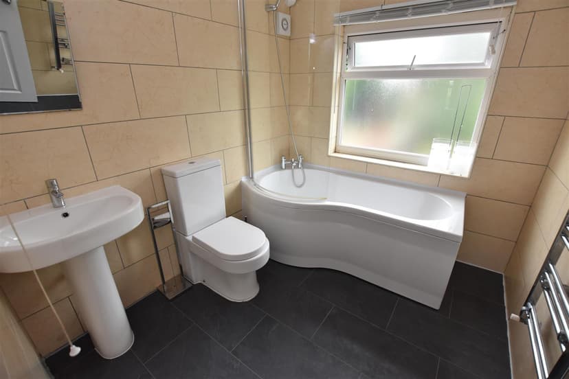 215, Warwards Lane - Image 3