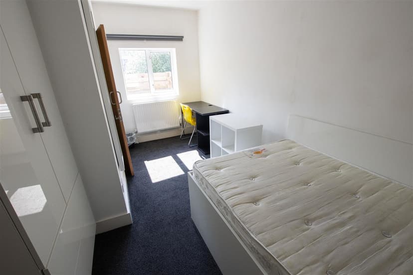 57, Harrow Road - Image 8