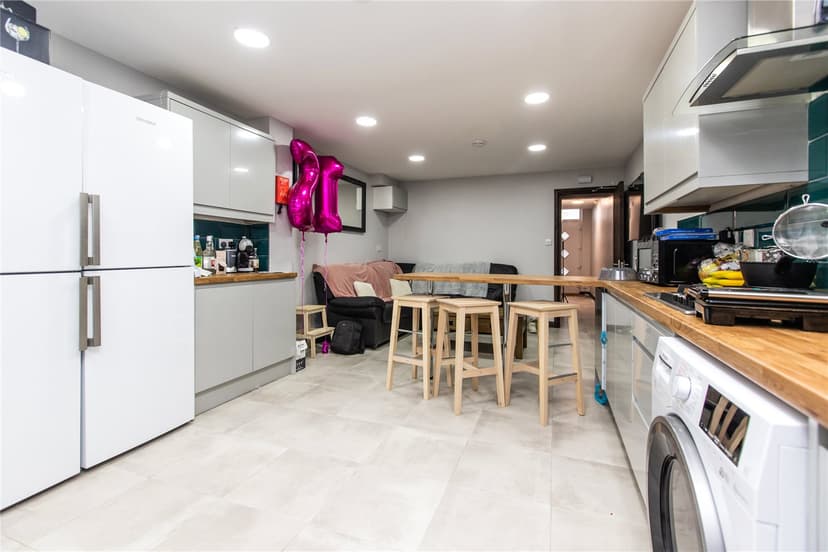 37, Harrow Road - Image 18