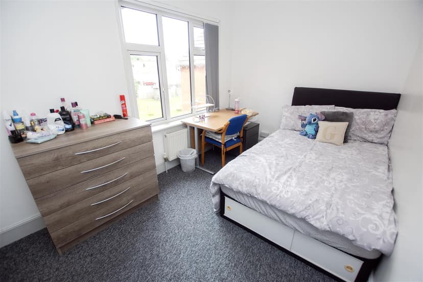 24, Oak Tree Lane - Image 9