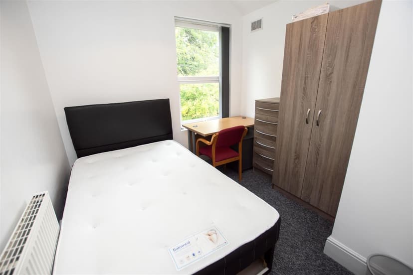 24, Oak Tree Lane - Image 8