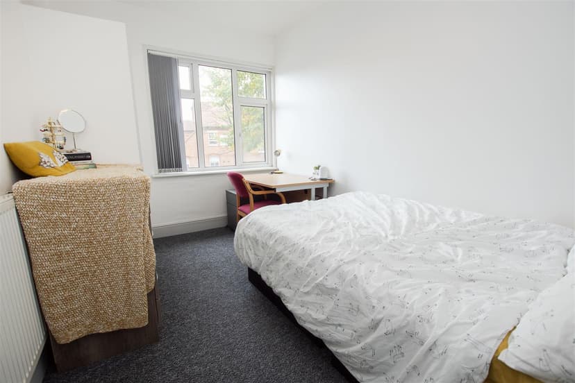 24, Oak Tree Lane - Image 7