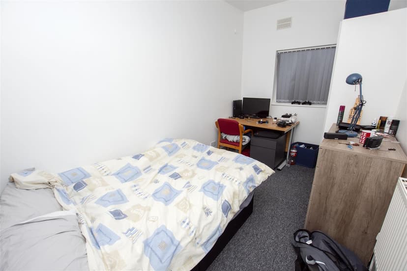 24, Oak Tree Lane - Image 5