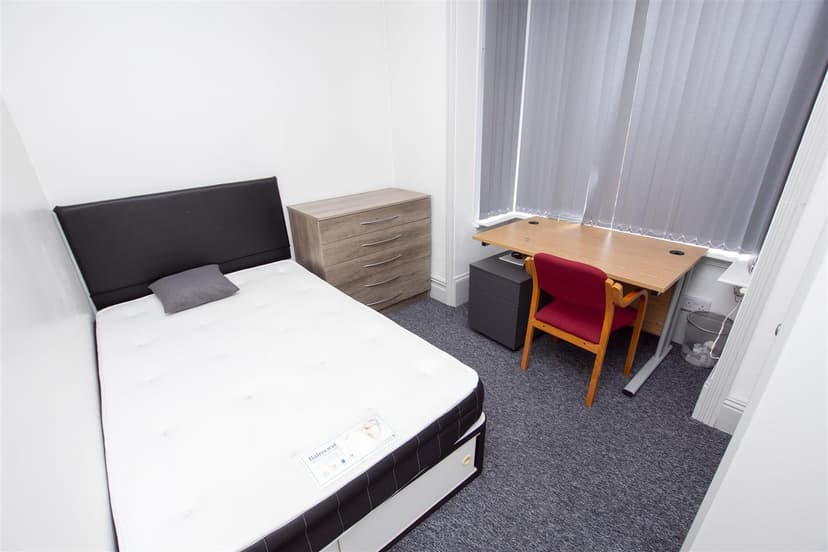 24, Oak Tree Lane - Image 4