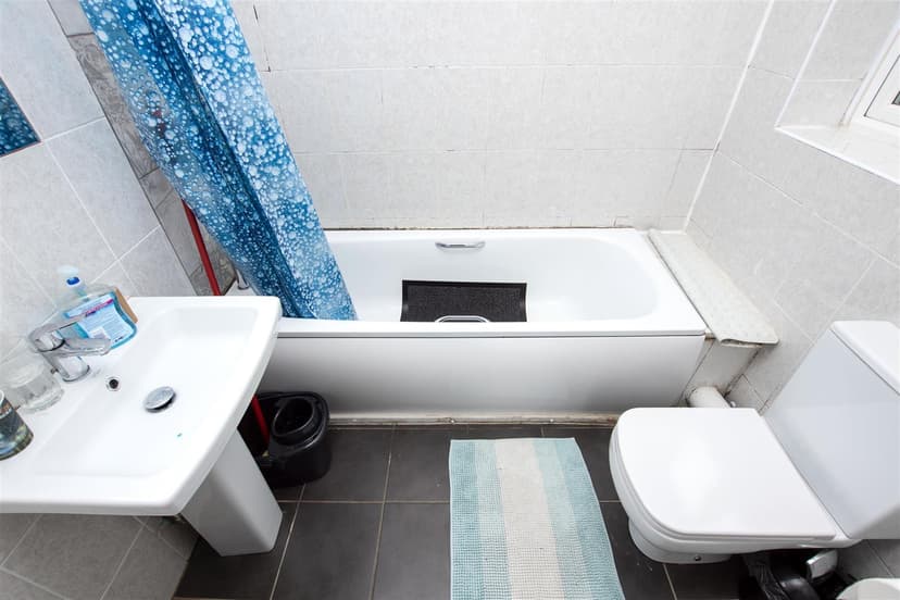 24, Oak Tree Lane - Image 3