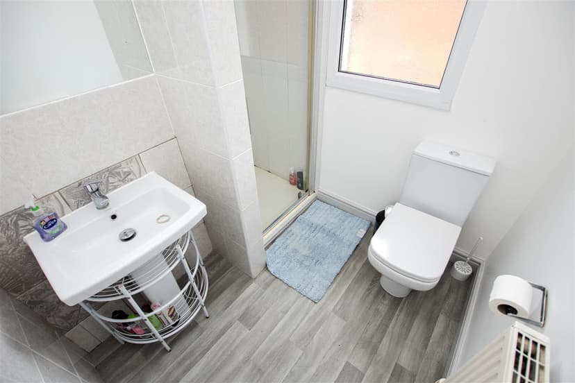 24, Oak Tree Lane - Image 2