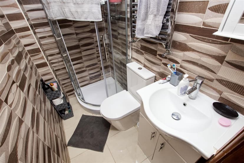 10, Holly Grove, Hubert Road - Image 1