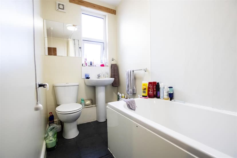 17, Heeley Road - Image 2