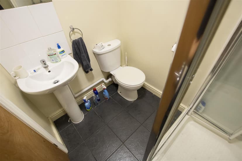 17, Heeley Road - Image 1