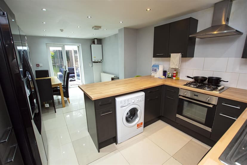 210, Hubert Road - Image 11