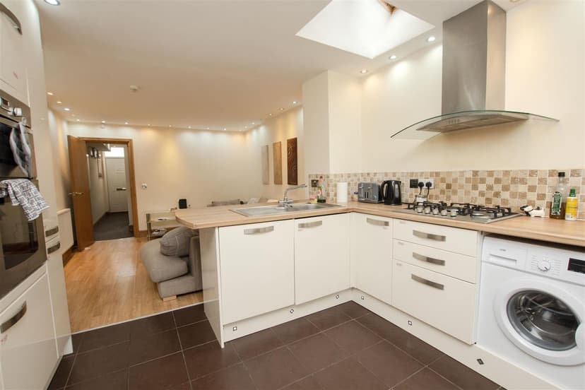 252, Hubert Road - Image 12