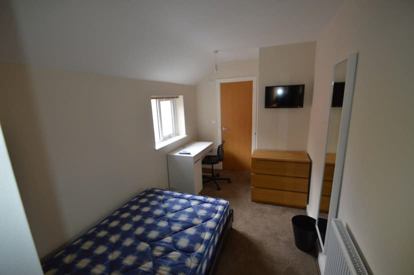 209, Hubert Road - Image 10