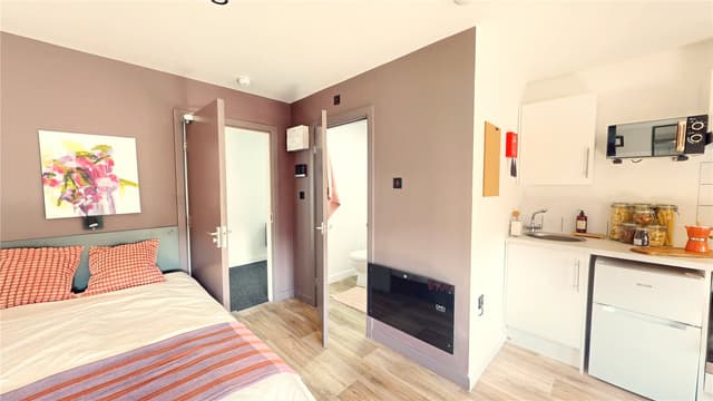 Flat 27, Twyning Road - Image 2