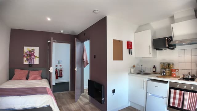 Flat 31, Twyning Road - Image 1