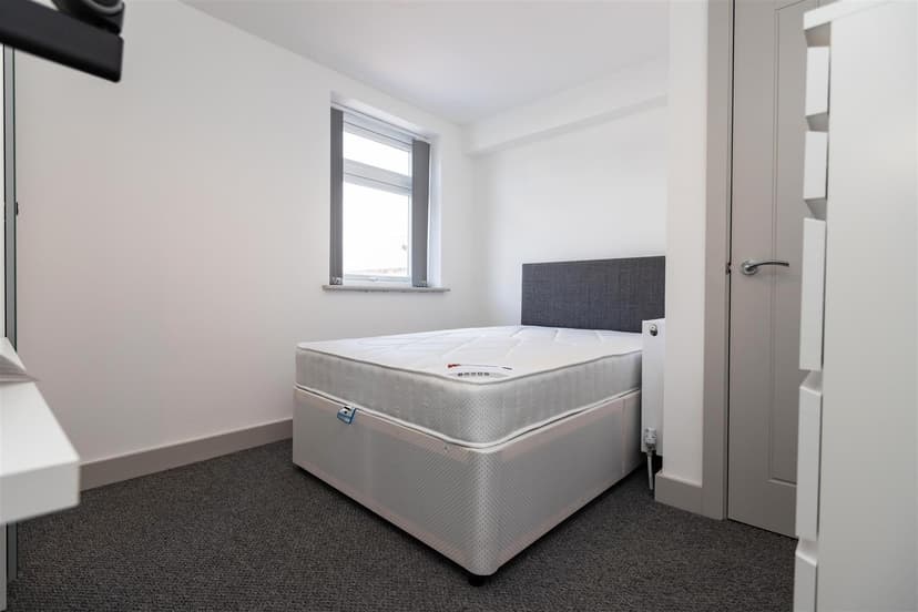 10 Florence Buildings, Hubert Road - Image 9