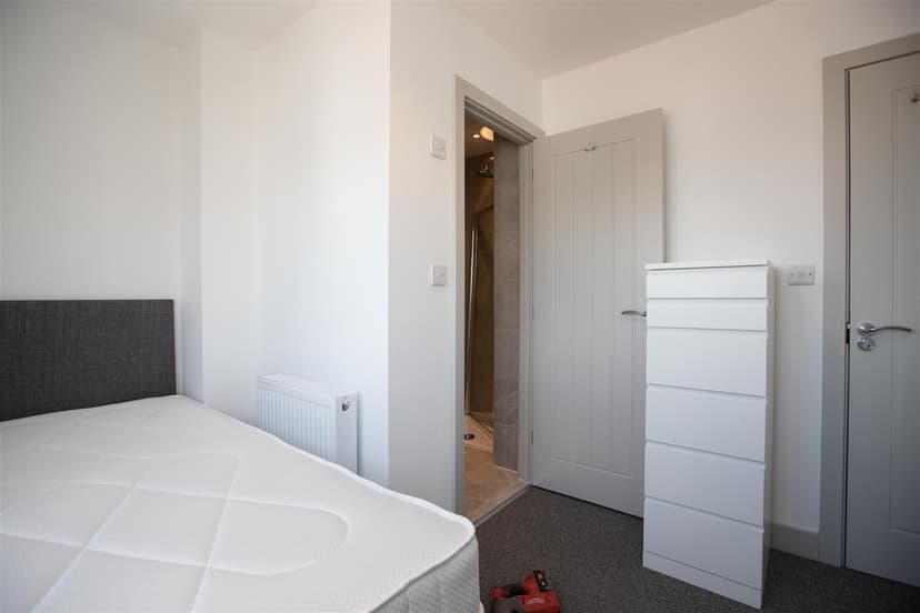 10 Florence Buildings, Hubert Road - Image 5