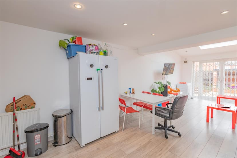 1B, Exeter Road - Image 15