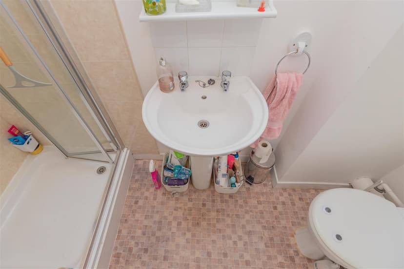 1B, Exeter Road - Image 8