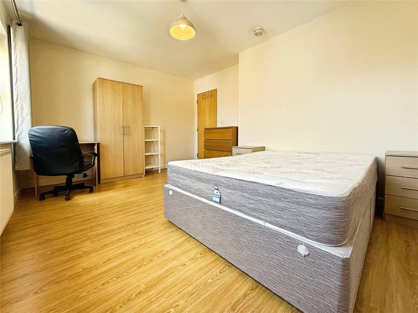 68, Eastleigh Road - Image 8