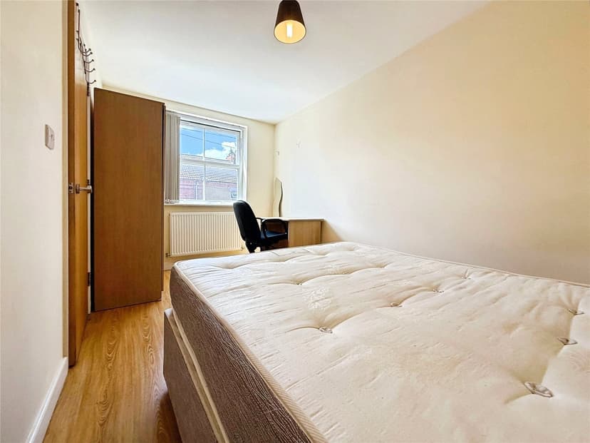 68, Eastleigh Road - Image 1