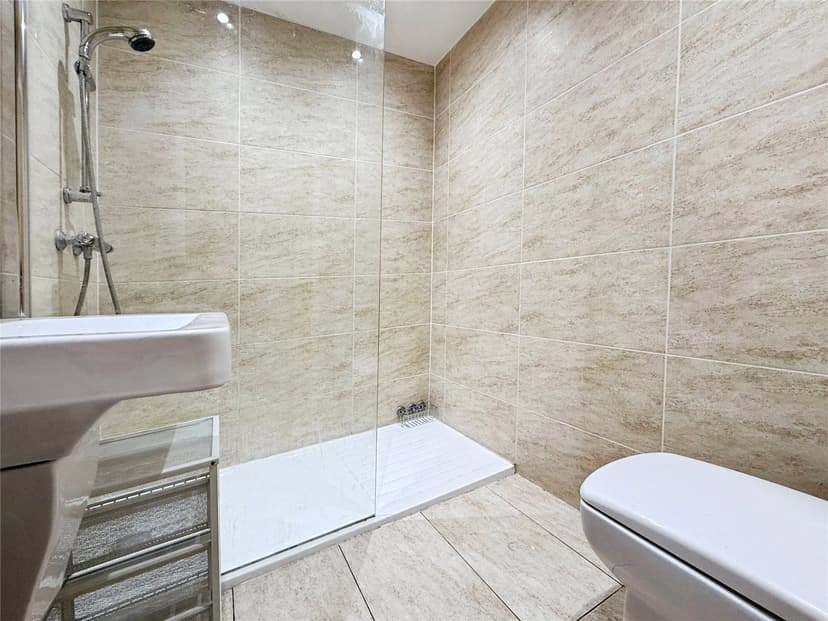 70, Eastleigh Road - Image 4