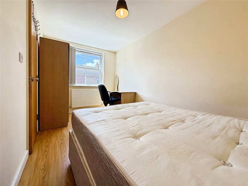 86, Eastleigh Road - Image 1