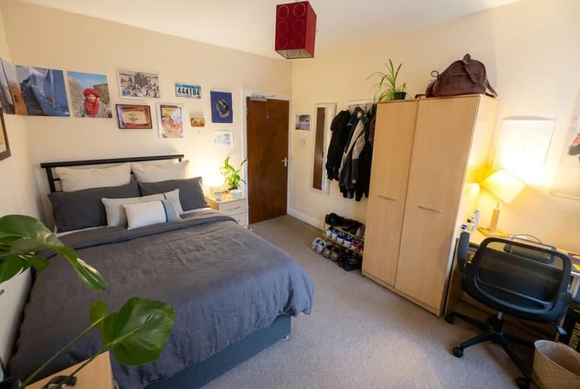 Floor 3 Byron Place - Image 1