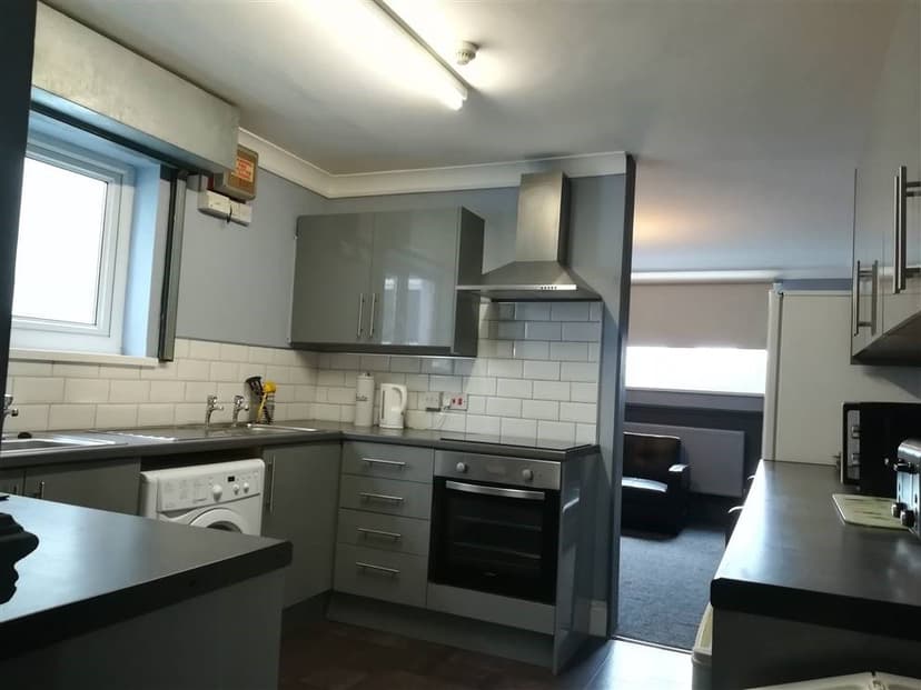 69a Uplands Crescent - Image 2