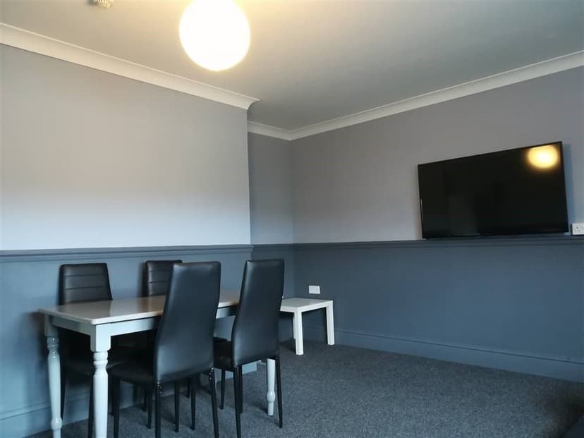 69a Uplands Crescent - Image 5