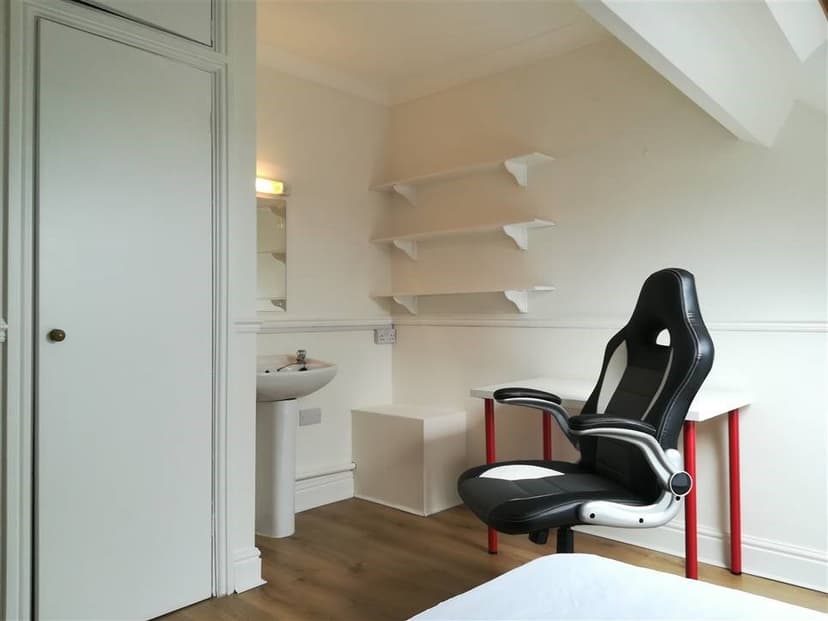 69a Uplands Crescent - Image 6