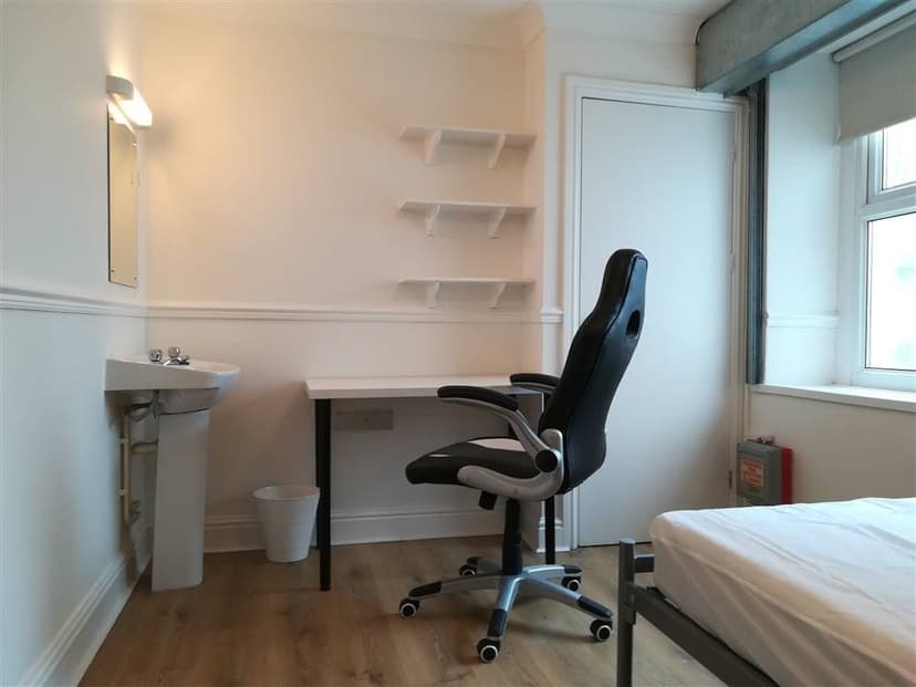 69a Uplands Crescent - Image 9