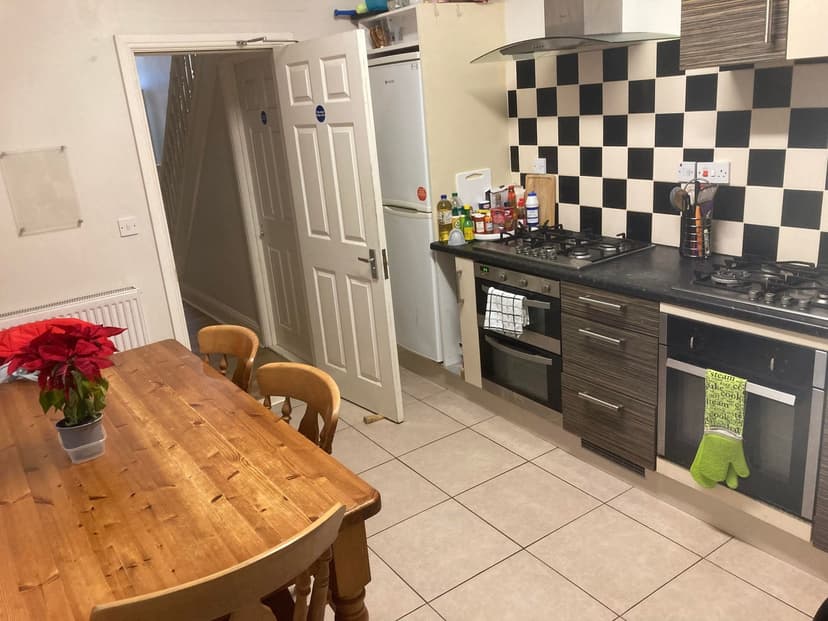 143 King Edwards Road - Image 2