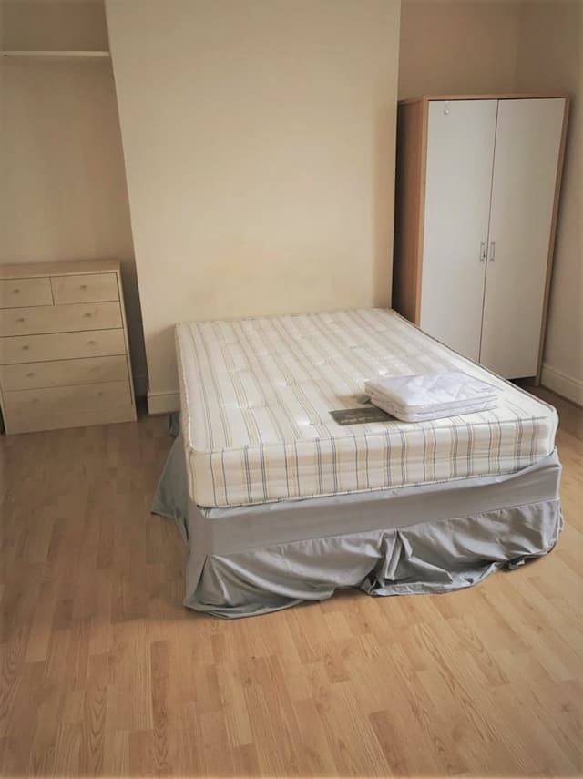 66 King Edwards Road - Image 2