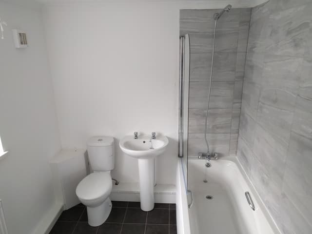 414 Carmarthen Road - Image 4