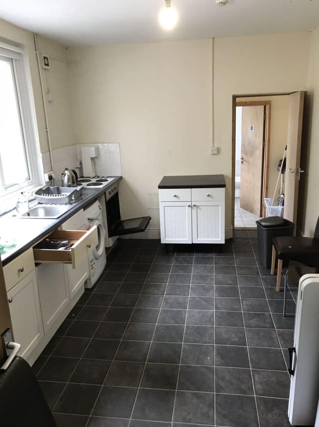 28 St Helens Avenue - Image 3